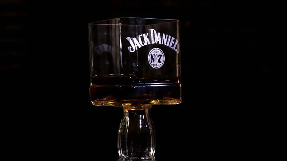 Copa artesanal con botella de Jack Daniels