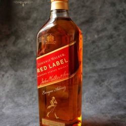 Botella de whisky Johhnie Walker Red grabada
