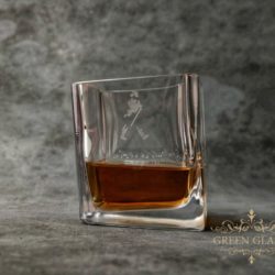 Vaso de whisky mareado Johnnie Walker