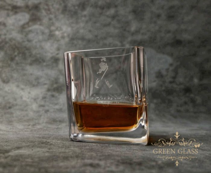 Vaso de whisky mareado Johnnie Walker